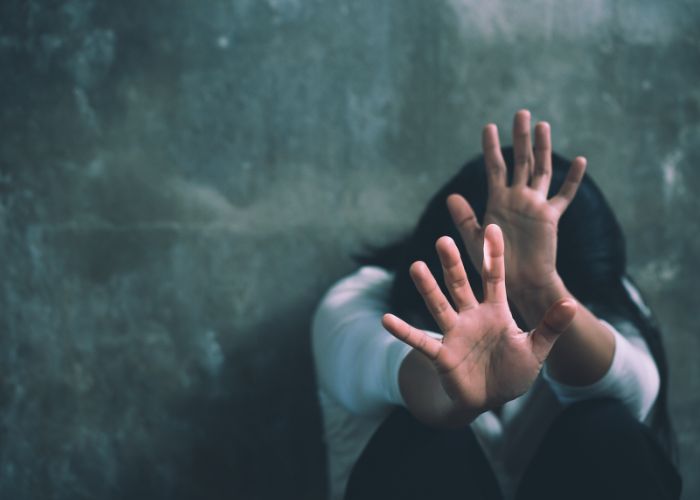 mujer victima de malos tratos asustada